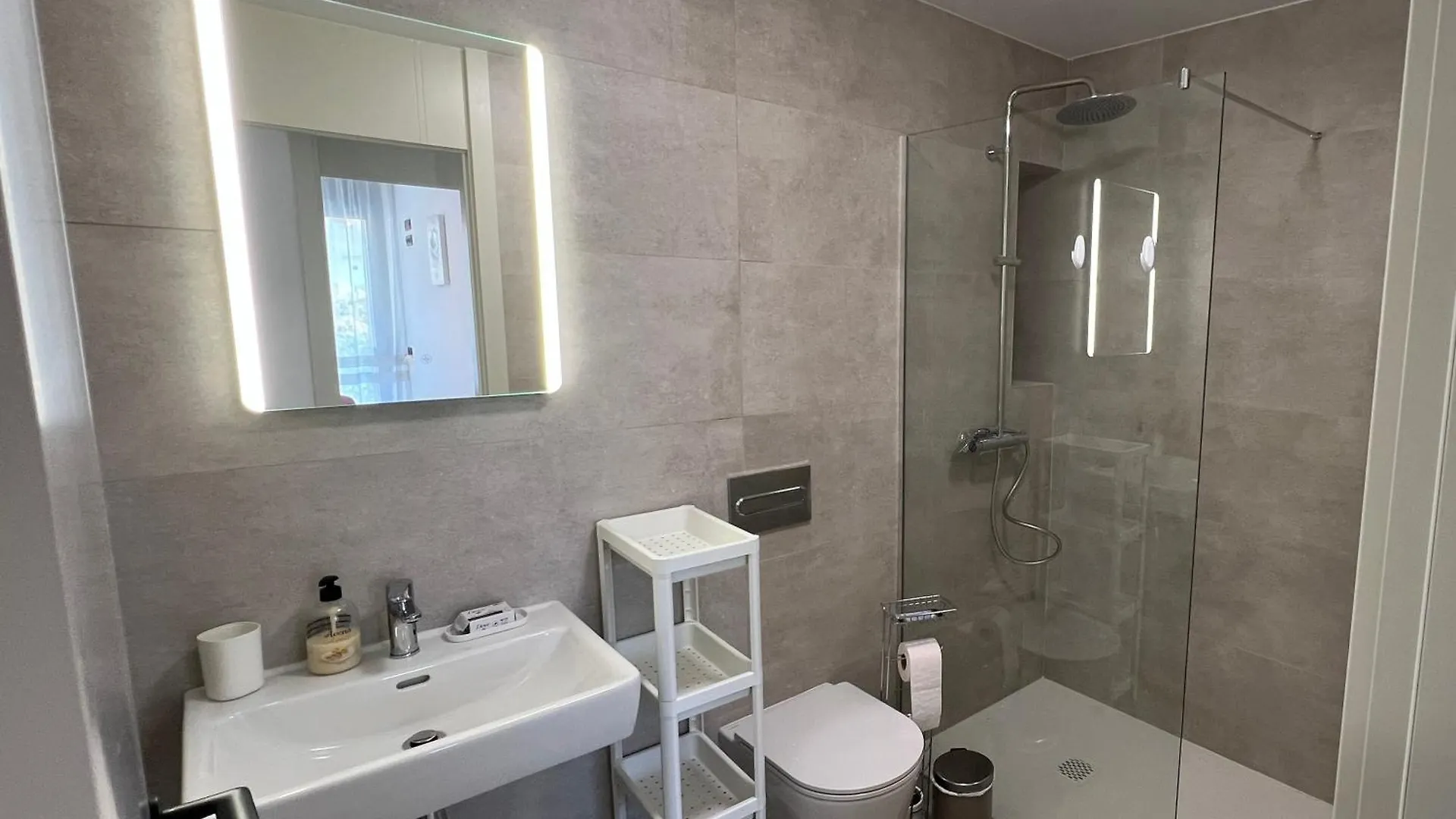 Atlantic Home - Three-Bedroom Premium Apartment أذيخي