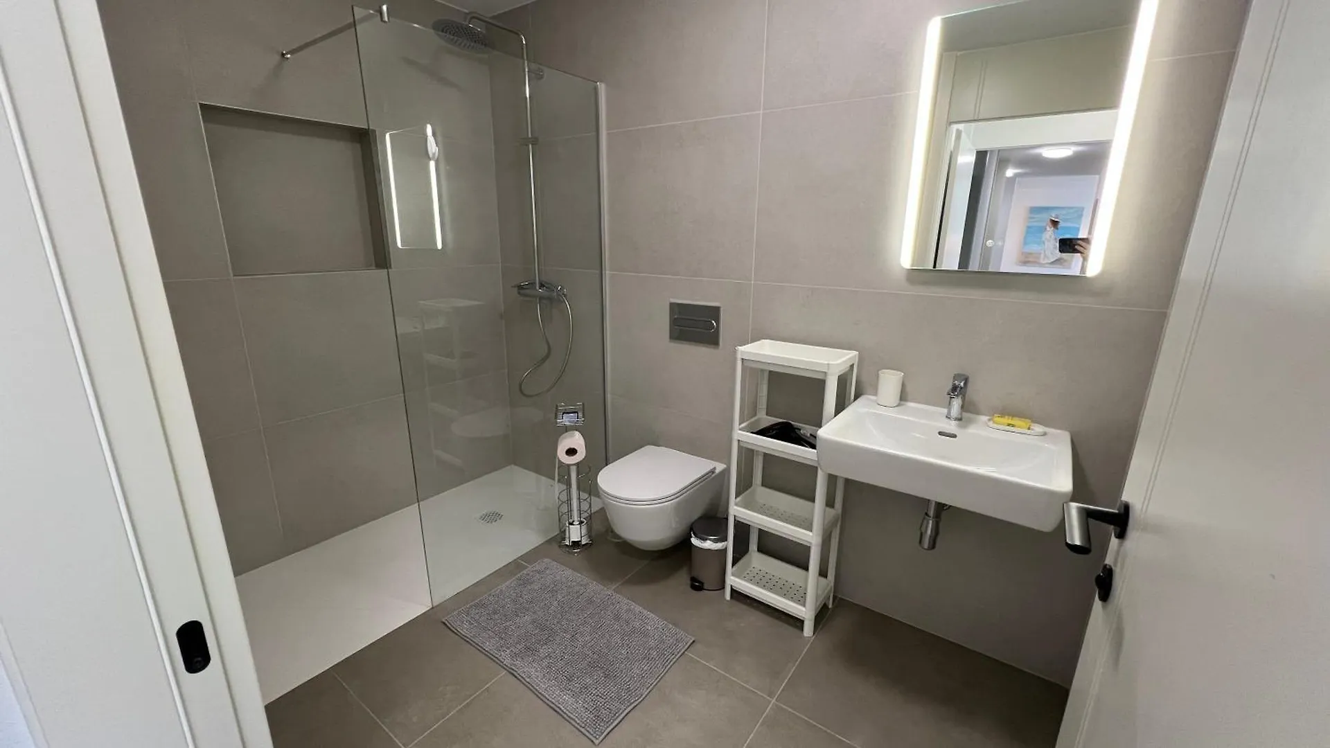 Atlantic Home - Three-Bedroom Premium Apartment أذيخي